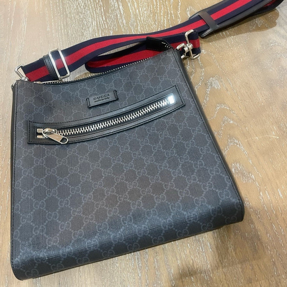 Men’s Authentic Gucci Black Small Leather messenger bag.